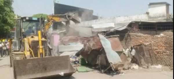 यूपी में सड़कों के किनारे 15,119 अवैध अतिक्रमणों को हटाया गया